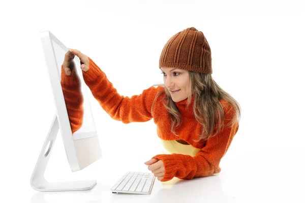 ผู้หญิงสาวที่อยู่หน้าคอมพิวเตอร์ — ภาพถ่ายสต็อก