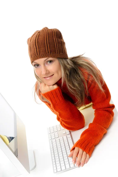Молода жінка перед комп'ютером — стокове фото
