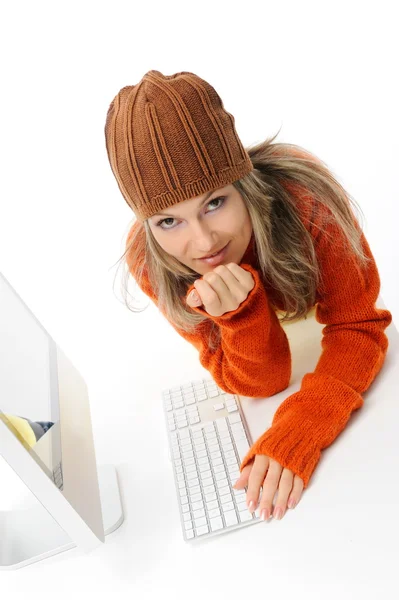 Jeune femme devant l'ordinateur — Photo