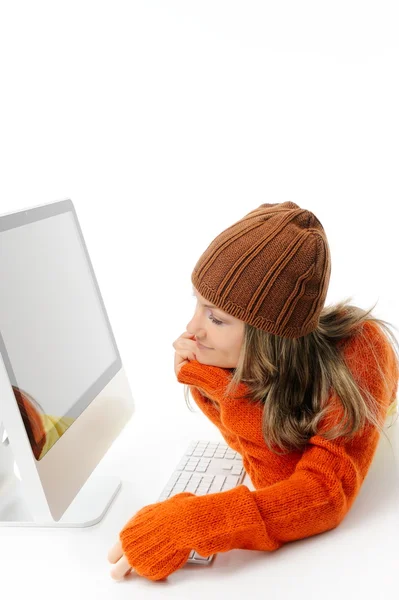 Bilgisayar önünde genç bir kadın — Stok fotoğraf
