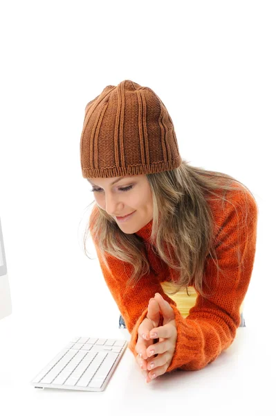 컴퓨터 앞에서 젊은 여자 — 스톡 사진