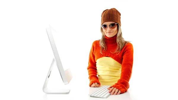 컴퓨터 앞에서 아름 다운 젊은 여자 — 스톡 사진