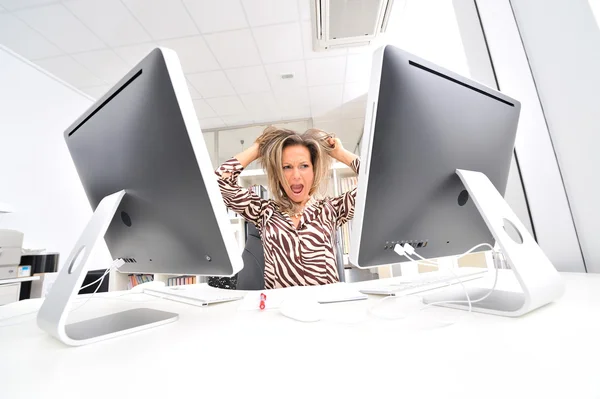 Öfkeli kadın ofiste — Stok fotoğraf