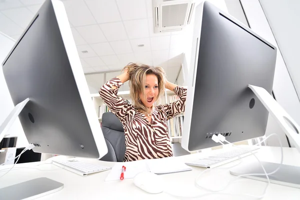 Arg kvinna på kontoret — Stockfoto