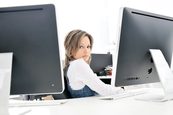 Mulher bonita no escritório — Fotografia de Stock