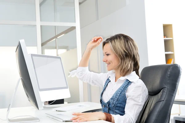 Beautiful young woman at the office — Stock Photo, Image