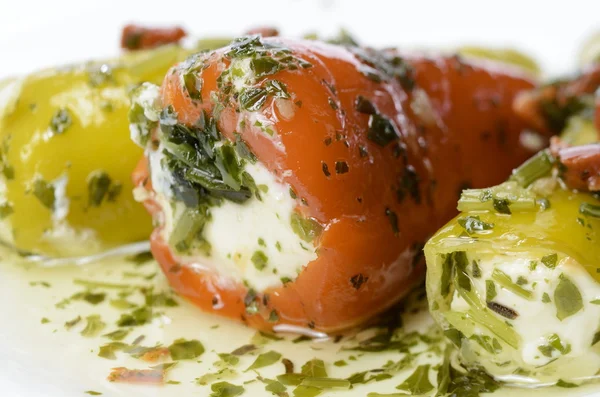 küçük tatlı peynir ile doldurulmuş biber