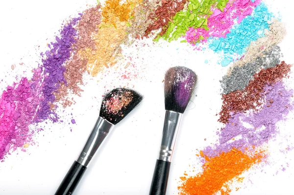 Cepillo de maquillaje profesional y sombra de ojos colorida — Foto de Stock