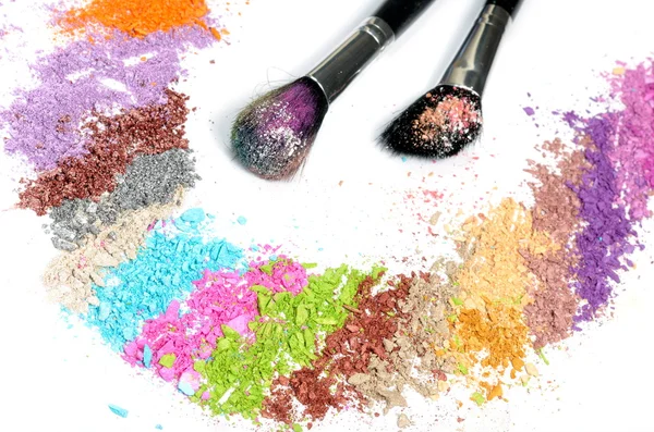 Cepillo de maquillaje profesional y sombra de ojos colorida — Foto de Stock