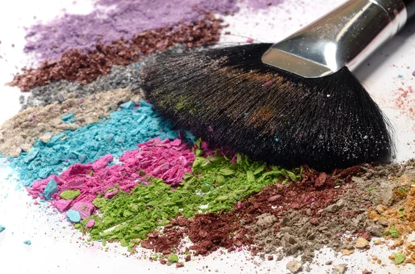 Pincéis de maquilhagem profissional e sombra colorida — Fotografia de Stock
