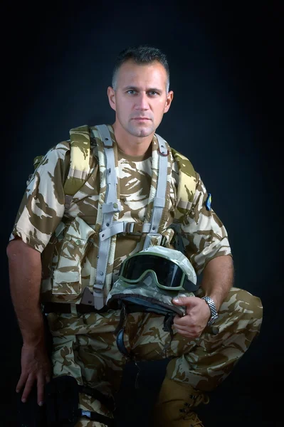 Askeri üniformalı genç adam. — Stok fotoğraf