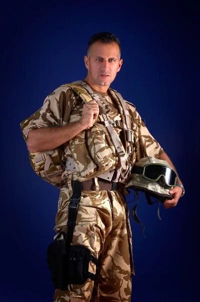 Mladý muž ve vojenské uniformě — Stock fotografie