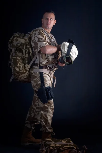 Anak muda dengan seragam militer — Stok Foto