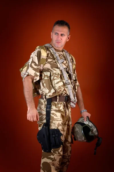 Mladý muž s vojenskou uniformu — Stock fotografie