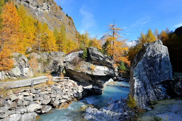 Paisaje de montaña en otoño —  Fotos de Stock