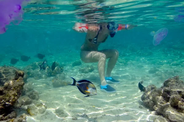 Mujer joven haciendo snorkel — Foto de Stock