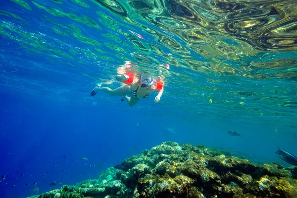 Mujer joven haciendo snorkel — Foto de Stock