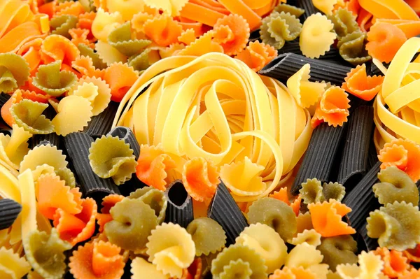Pastas coloridas sin cocer —  Fotos de Stock
