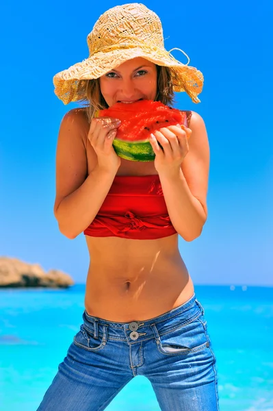 Junge Frau hält Scheibe Wassermelone in der Hand — Stockfoto