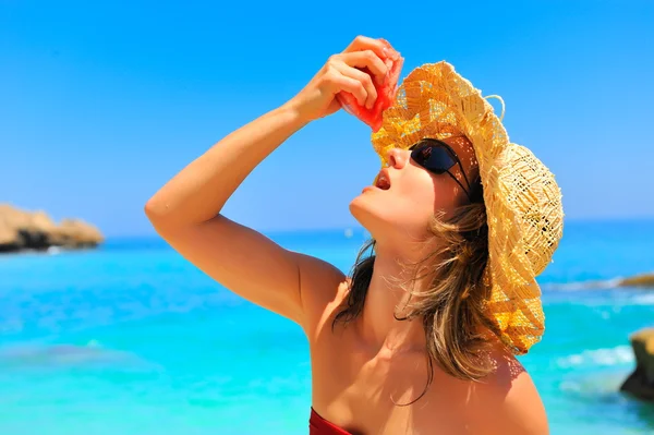 Junge Frau hält Scheibe Wassermelone in der Hand — Stockfoto