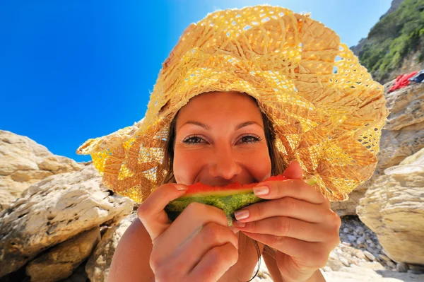 Ganska ung kvinna med skiva vattenmelon — Stockfoto