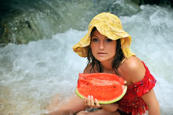 Csinos, fiatal nő gazdaság szelet görögdinnye — Stock Fotó