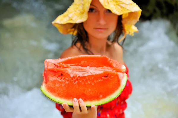 Mulher bonita segurando fatia de melancia — Fotografia de Stock