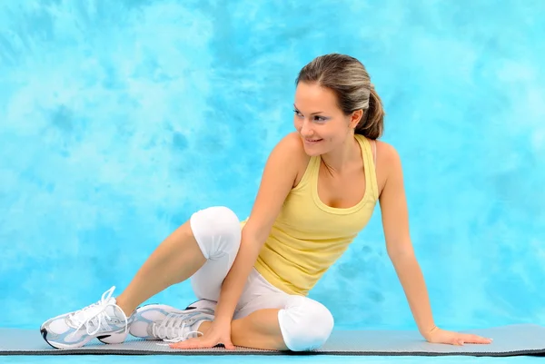Mladá žena cvičení — Stock fotografie
