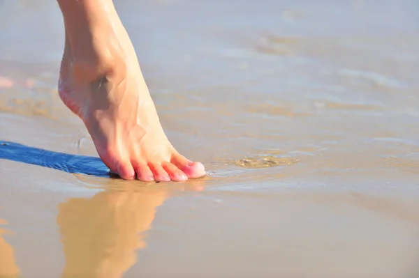 Bella donna piede in acqua — Foto Stock