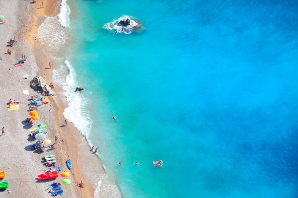 Linda praia costeira mediterrânea — Fotografia de Stock