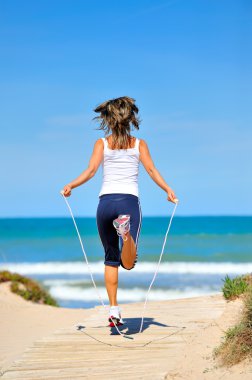 atlama ipi ile genç bir kadın