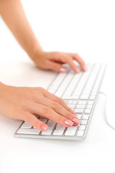 Closeup των χεριών γυναίκα πληκτρολογώντας — Φωτογραφία Αρχείου
