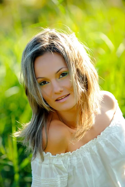 Молодая женщина на поле летом — стоковое фото