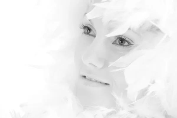 Mujer hermosa con plumas blancas — Foto de Stock