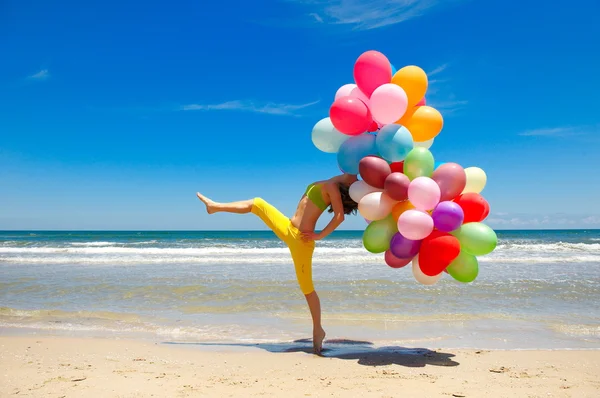 Bayan plaj renkli balonlar — Stok fotoğraf