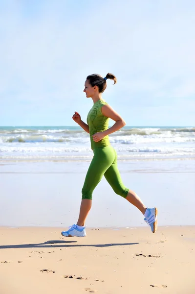 Young woman jogging on the beach — Stock Photo, Image