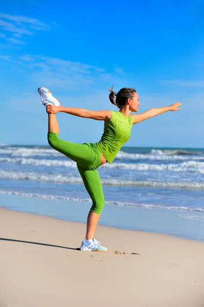 Молодая женщина делает упражнения на открытом воздухе — стоковое фото