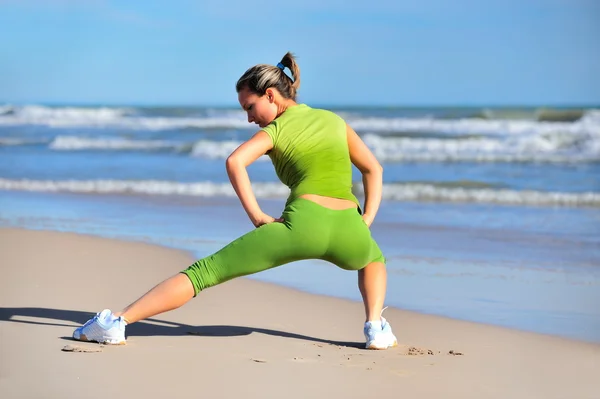 Young woman doing exercises outdoor — Stock Photo, Image