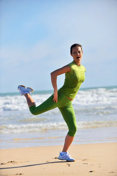 Giovane donna che fa esercizi all'aperto — Foto Stock