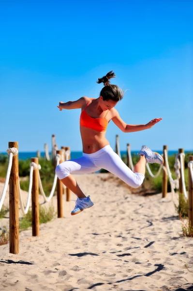 Yaz aylarında açık egzersiz genç bir kadın — Stok fotoğraf