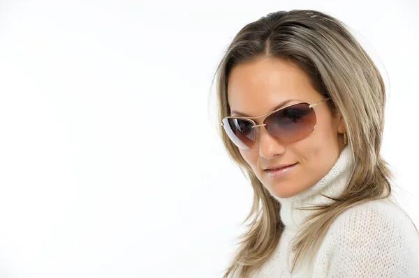 Mooie jonge vrouw met zonnebril tegen Wit — Stockfoto