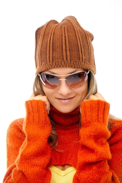 Mooie jonge vrouw met zonnebril — Stockfoto