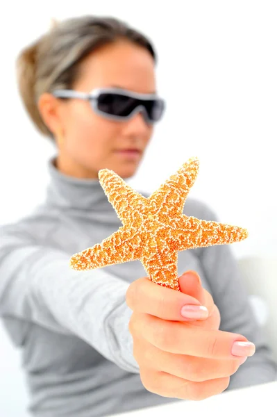 Девушка в солнечных очках и морской звезде — стоковое фото