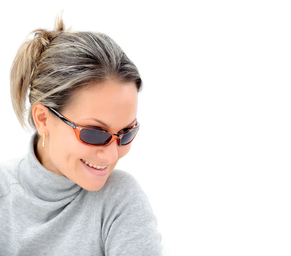 Mulher bonita com óculos de sol contra branco — Fotografia de Stock