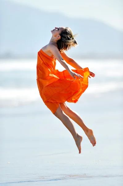 Mujer joven en la playa en verano —  Fotos de Stock