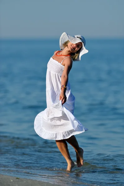 Fiatal nő a strandon nyáron — Stock Fotó