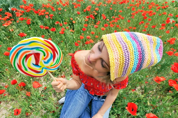 Jonge vrouw met lolly — Stockfoto