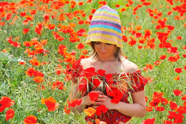 Młoda kobieta piękny kwiat pole — Zdjęcie stockowe