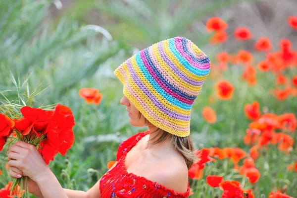 Güzel genç bir kadın çiçek alanı — Stok fotoğraf