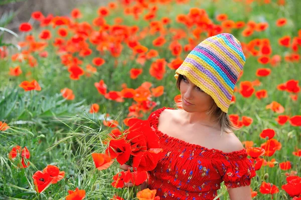 फुलांच्या क्षेत्रात तरुण सुंदर महिला — स्टॉक फोटो, इमेज